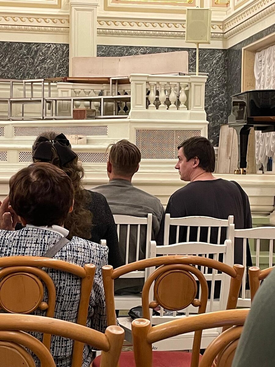 в первом ряду сидели 2-е интересных мужчин, потом к ним еще третий сел