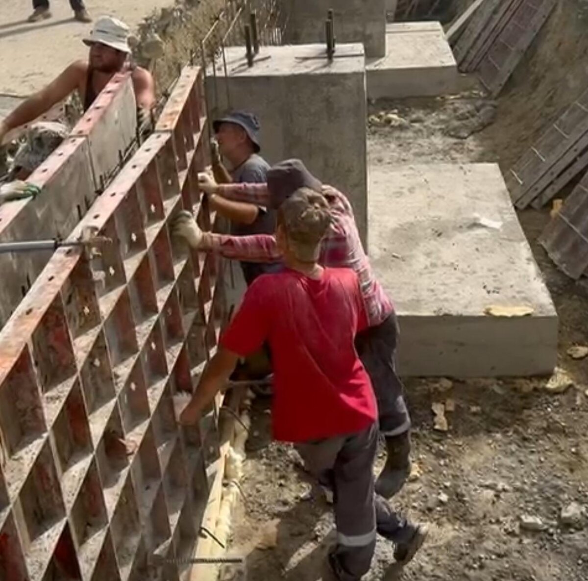 В рамках мероприятия выявлено 12 иностранных граждан,  незаконно осуществляющих трудовую деятельность, и нарушивших правила въезда и пребывания в РФ.Сотрудники отдела по вопросам миграции Управления МВД России по городу Новороссийску совместно с представителями Службы в городе Новороссийске Пограничного Управления ФСБ России по Краснодарскому краю и городской администрацией провели рейдовые мероприятия на строительных объектах в Приморском внутригородском районе по соблюдению миграционного законодательства.В ходе рейда выявлено 10 иностранных граждан, осуществляющих трудовую деятельность без получения в установленном порядке патента и 2 иностранных гражданина, незаконно находящихся на территории Российской Федерации.На всех правонарушителей составлены административные протоколы по статьям 18.10 КоАП РФ (Незаконное осуществление иностранным гражданином или лицом без гражданства трудовой деятельности в Российской Федерации).Административные материалы по статье 18.8 КоАП РФ  (Нарушение иностранным гражданином или лицом без гражданства правил въезда в Российскую Федерацию либо режима пребывания (проживания) в Российской Федерации) направлены в районный суд города Новороссийска для принятия решения об административном выдворении за пределы территории Российской Федерации.