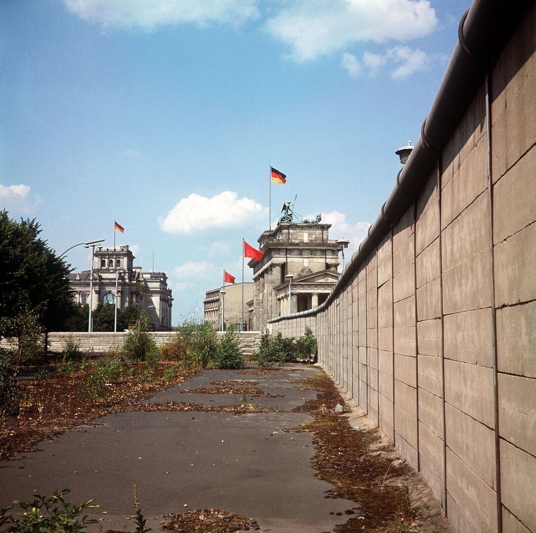    Берлинская стена у Бранденбургских ворот / Источник: ©TASS /picture-alliance / dpa