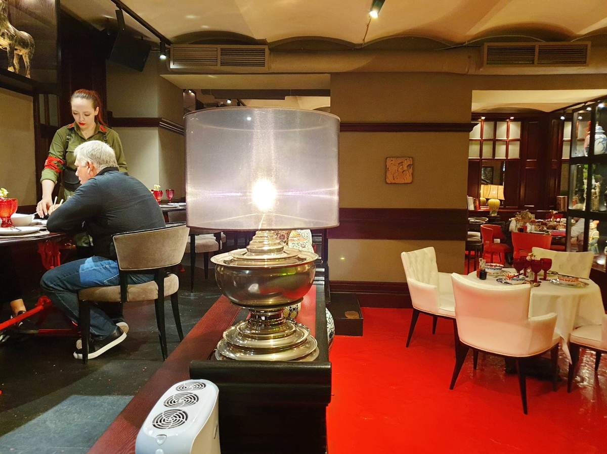 Двухуровневый зал. Обратите внимание на наряд официантки :)