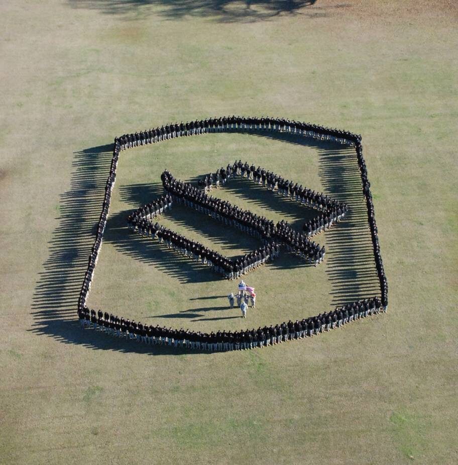 Личный состав бригады изображает эмблему 