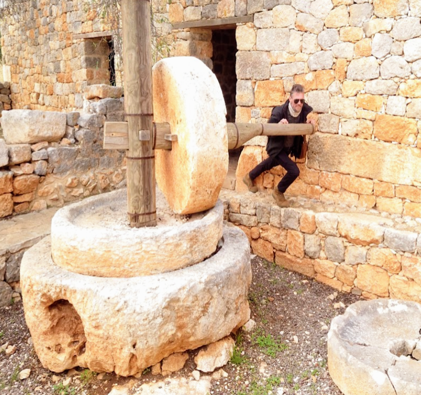 Древнегреческий механизм для отжима оливкового масла, известный как “маслобой, использовал большие каменные жернова для измельчения оливок и деревянные рычаги. Этот процесс позволял получать масло холодного отжима, которое использовалось как в пищу, так и в косметических и ритуальных целях. 