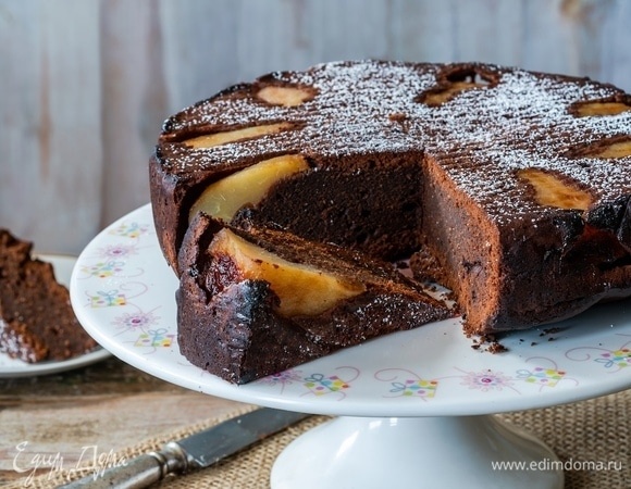 Кулинары поделились рецептом шоколадной шарлотки с грушей — лучший десерт на осенний вечер