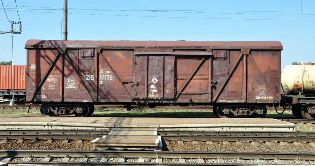 Как железнодорожники 90-х два месяца грабили китайские грузовые вагоны с ширпотребом: от чая, свитеров и пуховиков до магнитофонов.