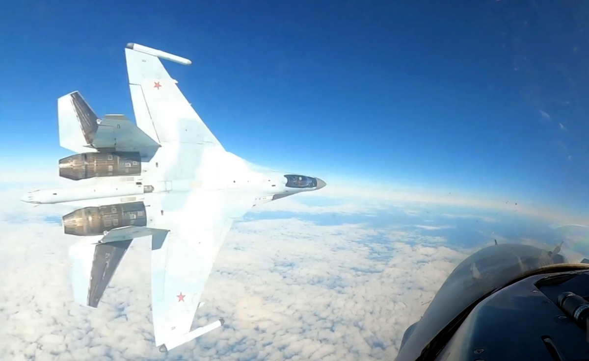 Американскому летчику из 18-й эскадрильи истребителей-перехватчиков NORAD довелось чрезвычайно близко увидеть Су-35. Но вряд ли он этому был рад. Фото Авиационист.