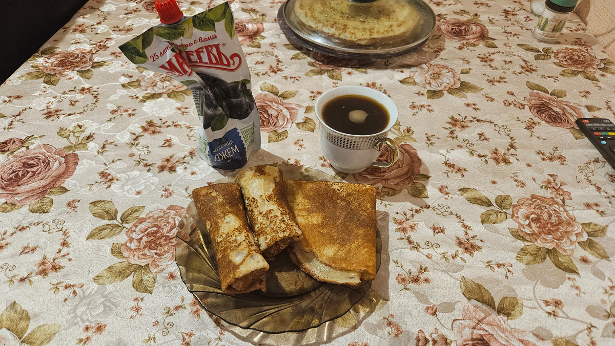 Завтрак. Блины. Два с творожным сыром и форелью, один с черничным джемом. 401 ккал.