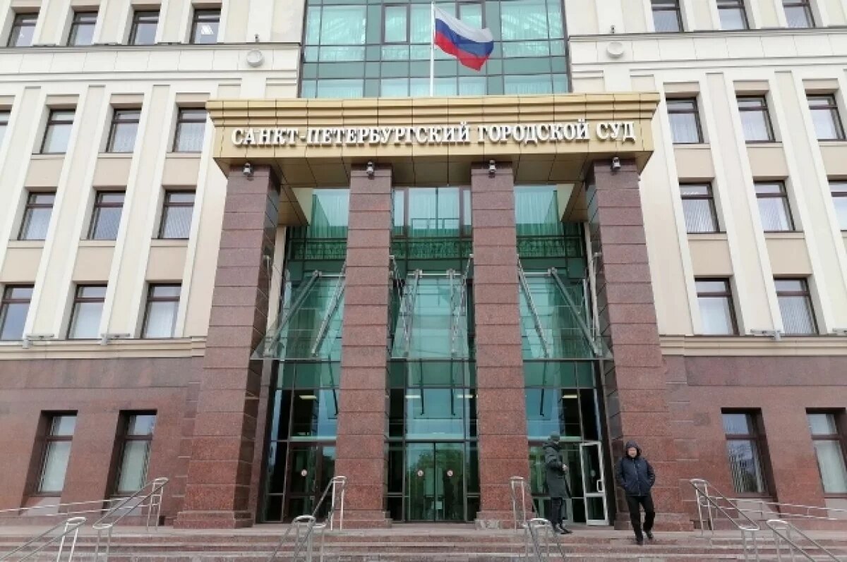    Дело петербуржца, свесившего малыша за ноги с 13-го этажа, направили в суд