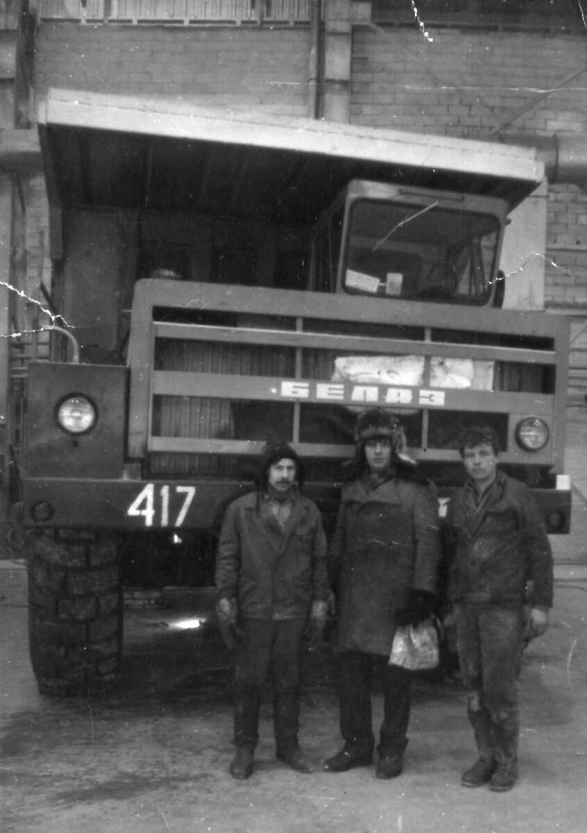 Фото автора. Айхал. Машина уже в автобазе. БелАЗ–548 №417.                                                                               Парни с нового экипажа прокачивают подвески. Справа Вадим. Слева Женя. В центре автор этих строк. Сейчас смотрю, на эту огромную машину, и думаю, ведь я её в одиночку полностью подготовил к пробегу по зимнику. Знакома каждая гайка, и хомут.