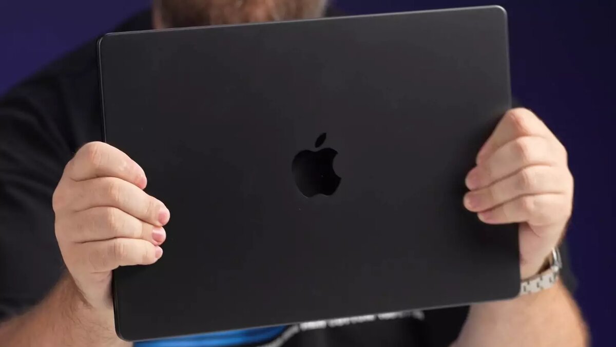 В России показали, как будет выглядеть новый MacBook Pro 14: распаковка стала причиной бурных обсуждений. Фото: Wylsacom. скриншот
