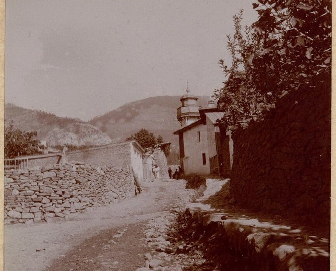 В Крыму местный житель копал в своём саду канаву и обнаружил серебряную чашу полную монет и украшений