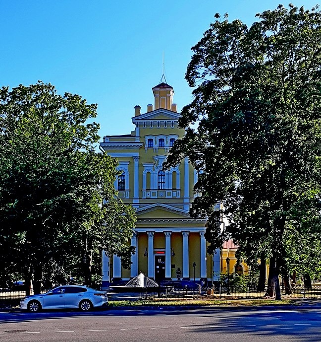 Здание водонапорной башни. Вид с Ленинградской улицы /фото из личного архива, 2021/
