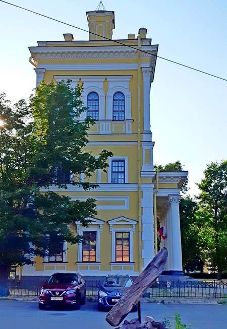 Здание Водонапорной башни Вид от городских ворот /фото из личного архива, 2021/