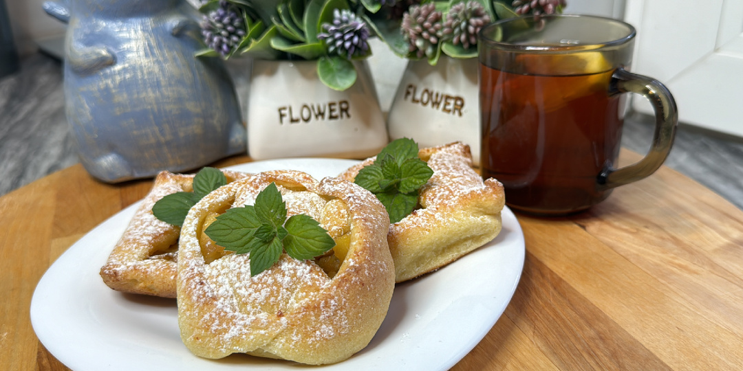 Нежные творожные конвертики с яблоками и бананом