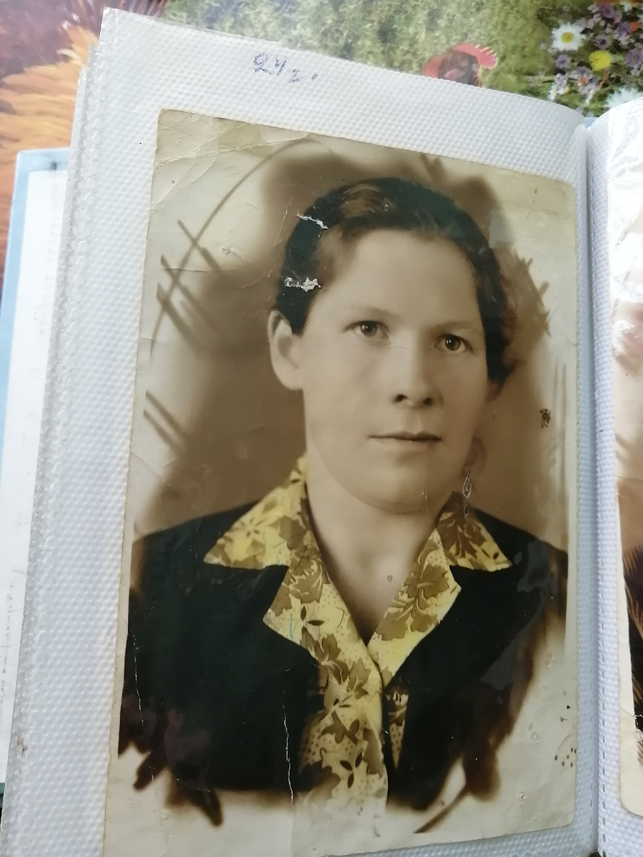 Когда они уходят, покидая нас, Мы ощущаем сильную утрату, И не вернуть любимый Мамин взгляд, Усталые глаза родного папы. Они уходят все прощая нам. Слова, поступки, боль, что на носили. Их мудрость, доброту, дарованную нам. При жизни их, мы не оценили. Они уходят, рвется жизни нить. Что связывалась нас незримо. Как были им нужны слова любви. Чуть-чуть внимания от дочери и сына. Они уходят, покидая нас. Их на земле не будет больше рядом.... И покаянная молитва со слезами пролилась.... "ПРОСТИ МЕНЯ ОТЕЦ И МАМА" 