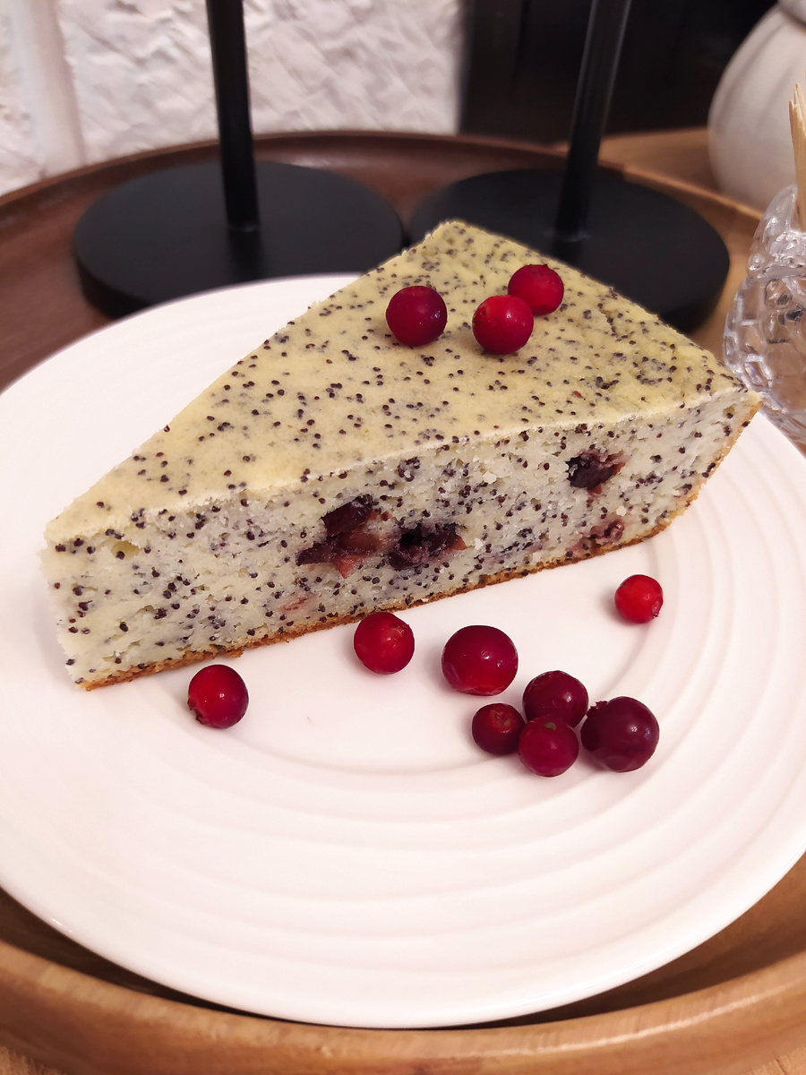 Вариант подачи с ягодами брусники.