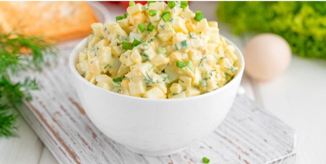 Салат с яйцами, яблоками и сыром.