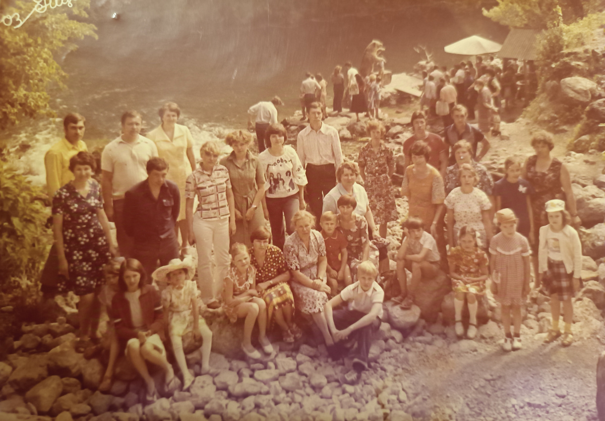 То самое единственное моё фото из этой поездки. Прошу прощения за качество фотографии, она уже выцвела в альбоме. Мы с мамой стоим справа, а "Кассандра" Светка прямо посередине в модной рубахе с надписью "АББА". 