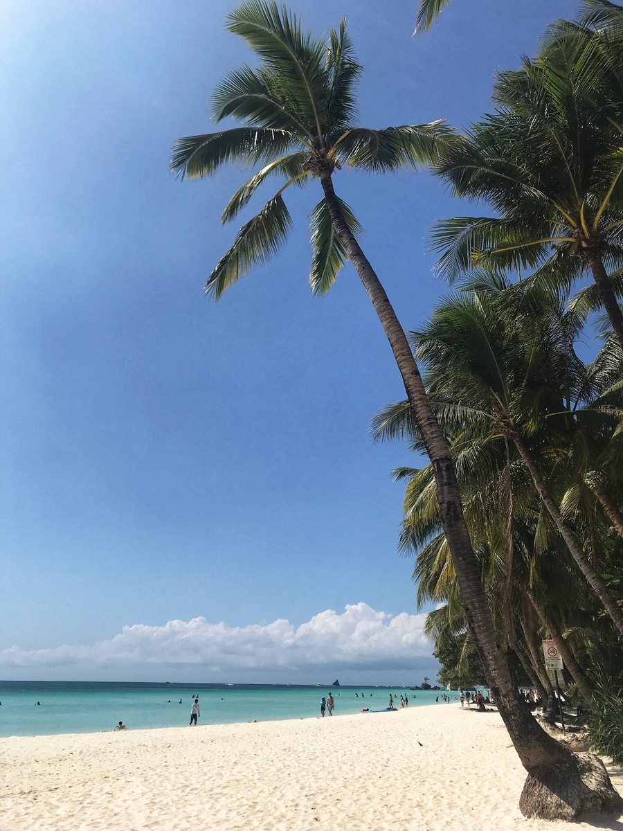 Белый пляж на Боракае