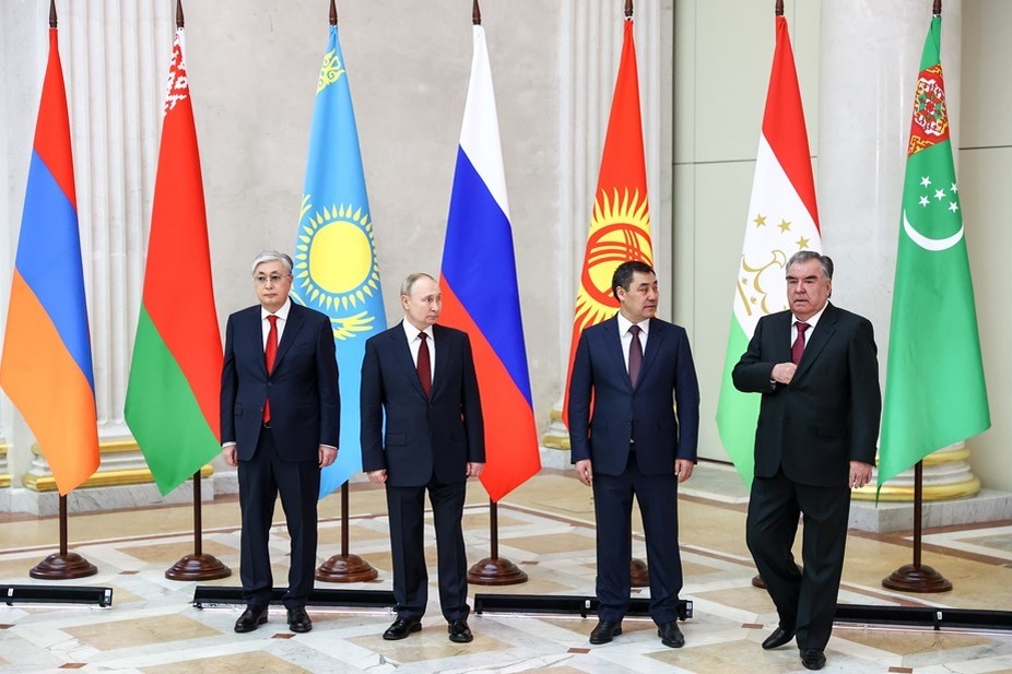    Президент Казахстана Касым-Жомарт Токаев, президент России Владимир Путин, президент Киргизии Садыр Жапаров и президент Таджикистана Эмомали Рахмон (слева направо) Автор фото: Пётр Ковалёв / ТАСС