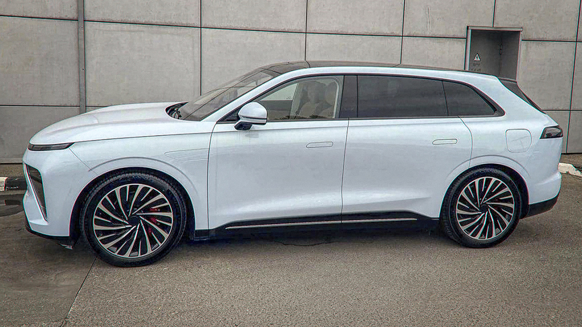 Элегантные линии и продуманная аэродинамика подчеркивают современный облик электро-кроссовера!