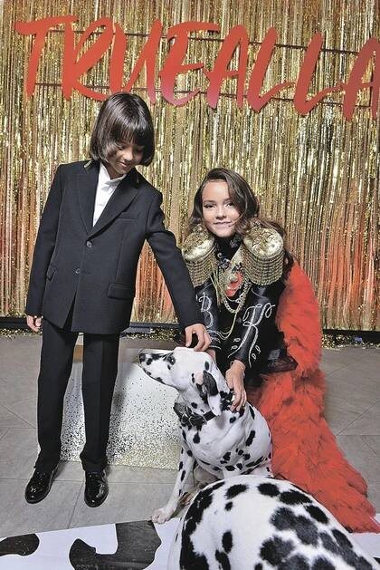 Дети Филиппа Киркорова (Мартин и Алла-Виктория) с далматинцами Арчи и Оливером. Фото из открытых источников