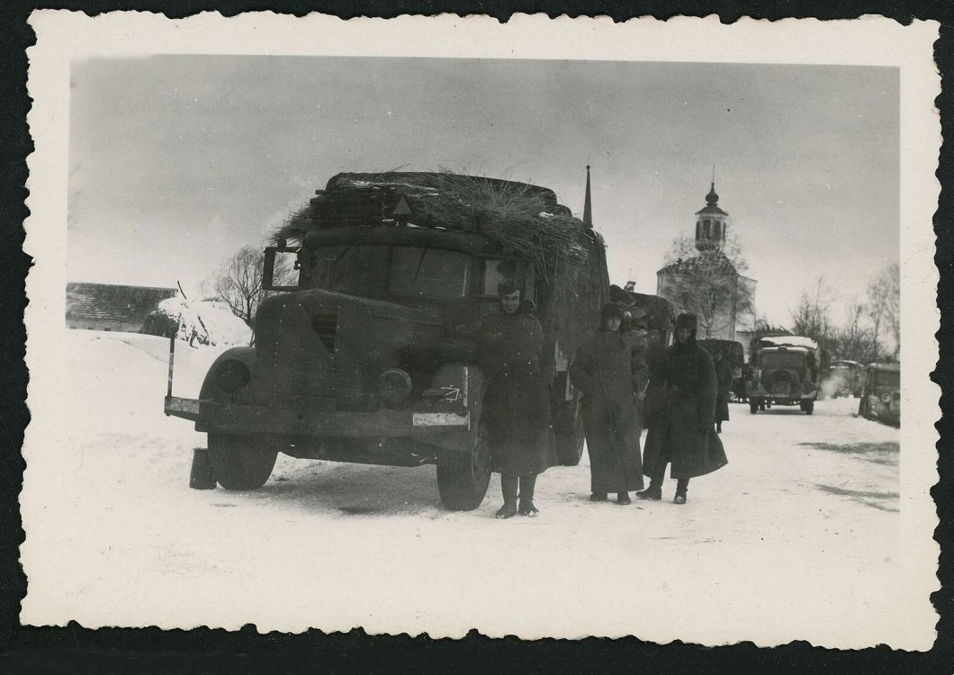 Фотография фашистов на фоне храма в селе Карники 1941 год