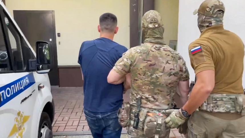 Террорист за ноутбуком. Задержание украинских диверсантов. Терроризм в интернете. Завербованный спецслужбами. Завербованный спецслужбами.