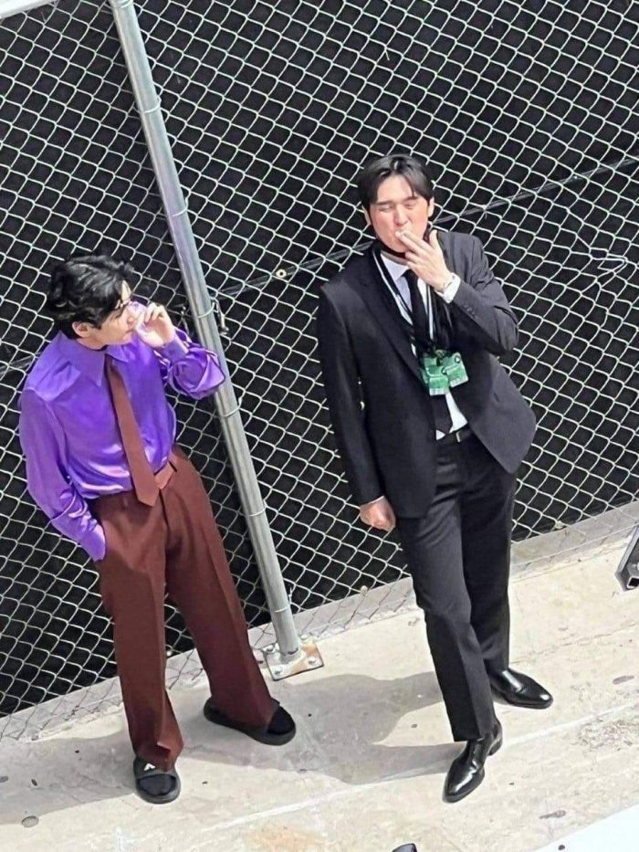 Ну, до чего же милашка, в этих огромных тапулях!)