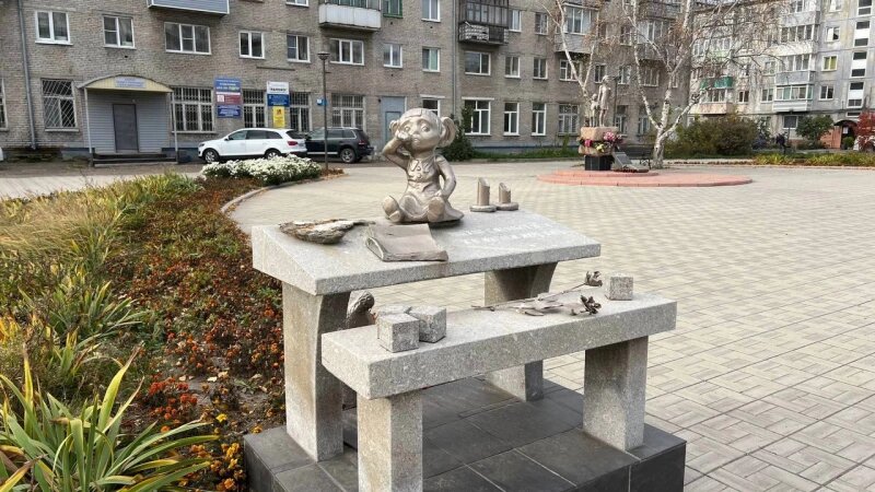     Вандалы в Рубцовске повредили памятник детям, погибшим во время терактов и войны. vk.com/rubtsovsk22_adm