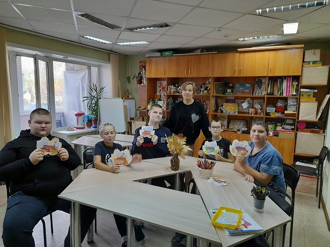 Дети держат в руках изготовленные ими открытки