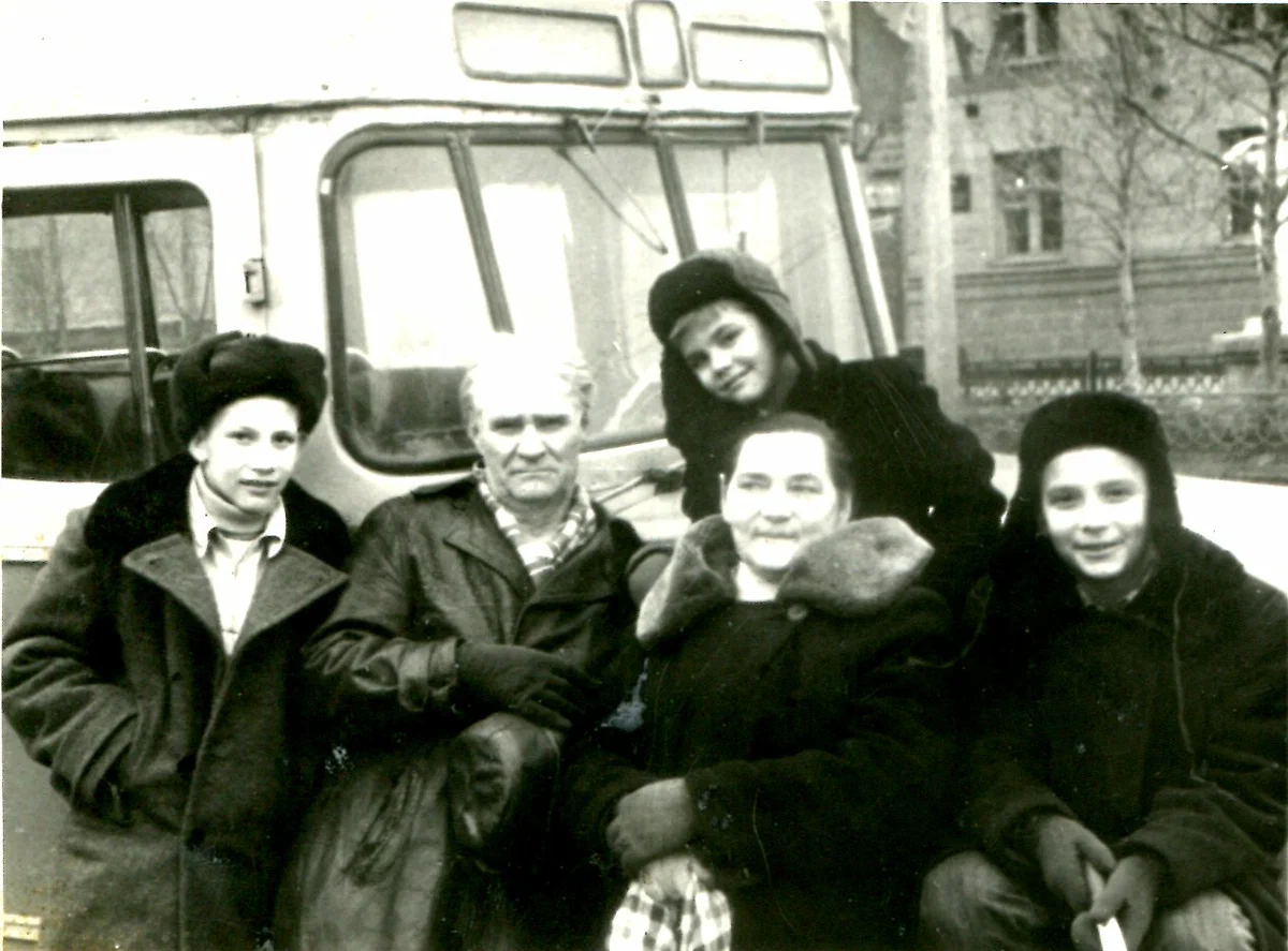 Единственное фото, где я с дедом. Автор сверху. По краям - братья. Посередине дед с бабой. Воротников Иннокентий Иннокентьевич. Из архива автора.