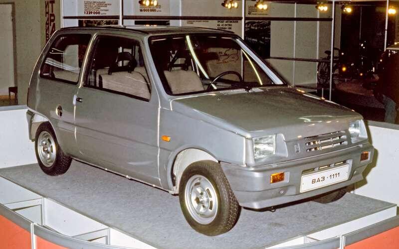    ВАЗ‑1111 Ока (микролитражки выпускали также КАМАЗ и СеАЗ) – переднеприводный автомобиль длиной всего 3200 мм, с колесной базой 2180 мм. Снаряженная масса 635 кг соответствовала зарубежным аналогам и свидетельствовала о высокой весовой культуре советского автомобиля. На компакте применили 12‑дюймовые колеса. Автомобиль выпускали только с трехдверным кузовом. Позднее появились малосерийные грузовые версии.