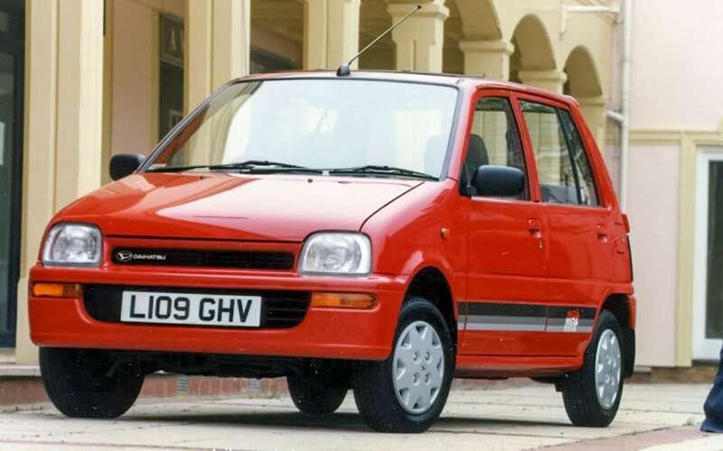    Daihatsu Cuore (на некоторых рынках – Mira) по сравнению с версий предыдущего поколения конструктивно почти не изменился. А именно Daihatsu рассматривали в начале 1980‑х годов прямым аналогом и неким образцом для Оки. Японский переднеприводный автомобиль чуть больше советского: длина – 3295 мм, база – 2280 мм. И чуть тяжелее – 640 кг. Колеса на японской машине – 10‑дюймовые. Для дорожных условий СССР такое решение было неприемлемо. Помимо базового трехдверного автомобиля, делали и пятидверный фургон.