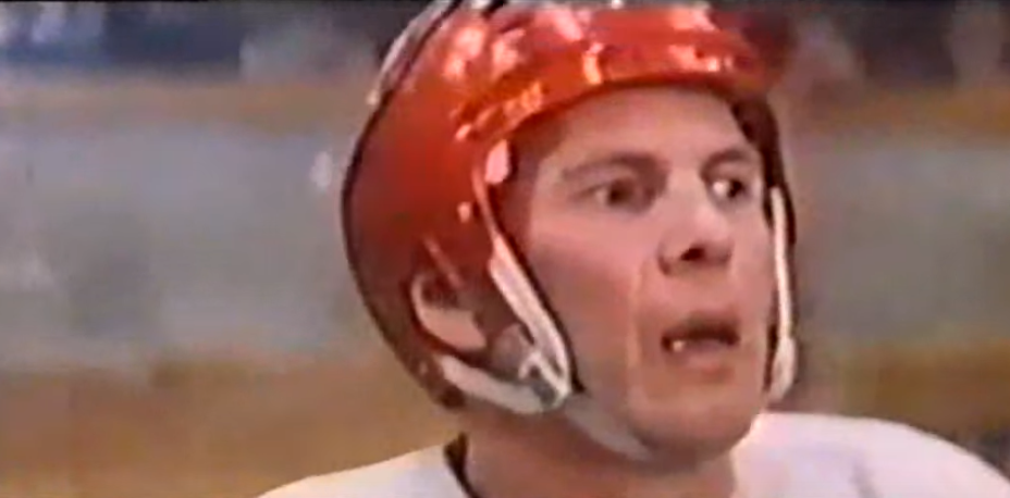 Кадр из фильма «Такая жёсткая игра — хоккей». 