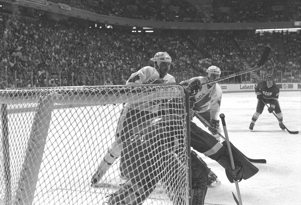 13 сентября. СССР - Канада. Сборная СССР в обороне: Гленн Андерсон и Марк Мессье атакуют ворота Владимира Мышкина. На заднем плане Сергей Макаров 