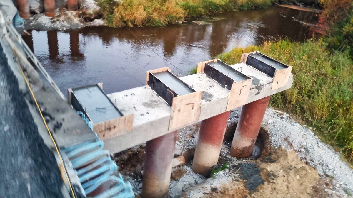    В Югре обновляют мост через реку Ейтья