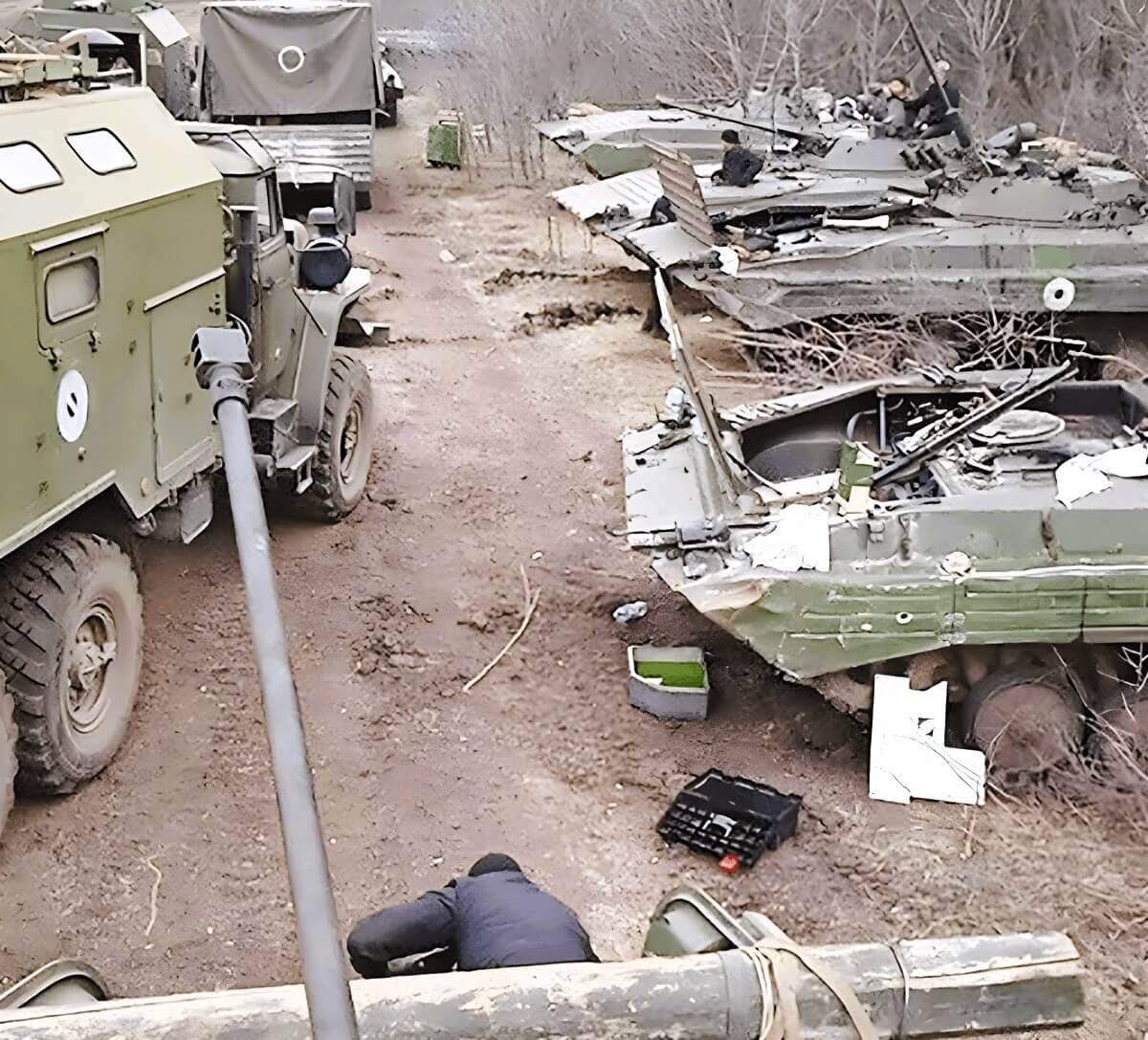 Ремонт бронетехники в полевых условиях. Фото журнала МТО ВС РФ