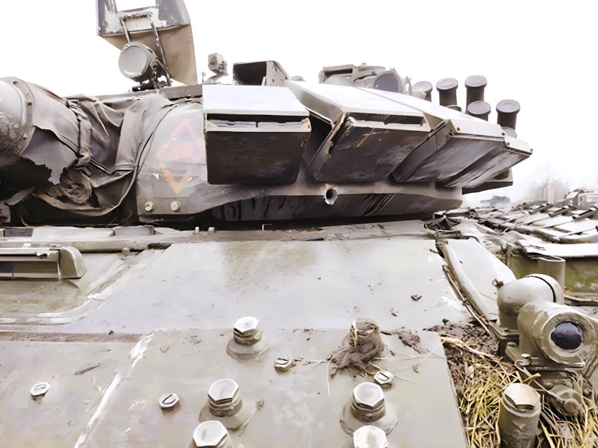 Боевое повреждение кумулятивным боеприпасом. Фото журнала МТО ВС РФ