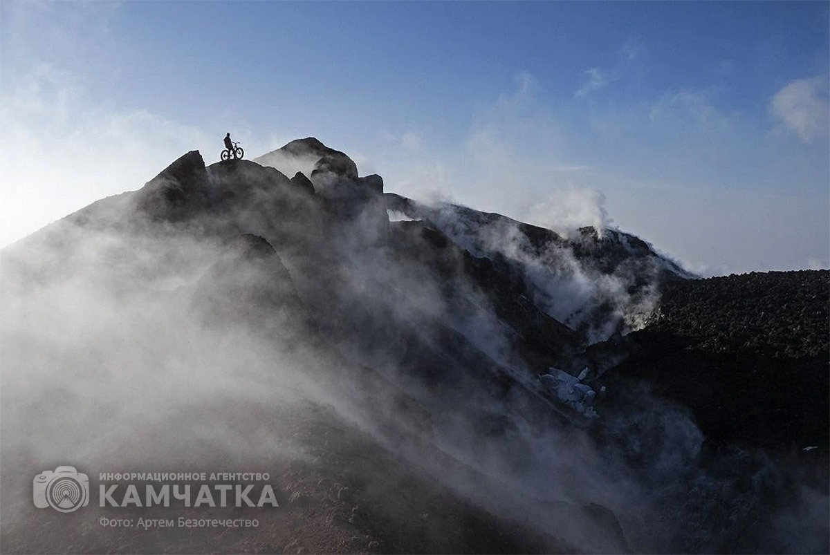 Велосипедист на вершине Авачинского вулкана на Камчатке