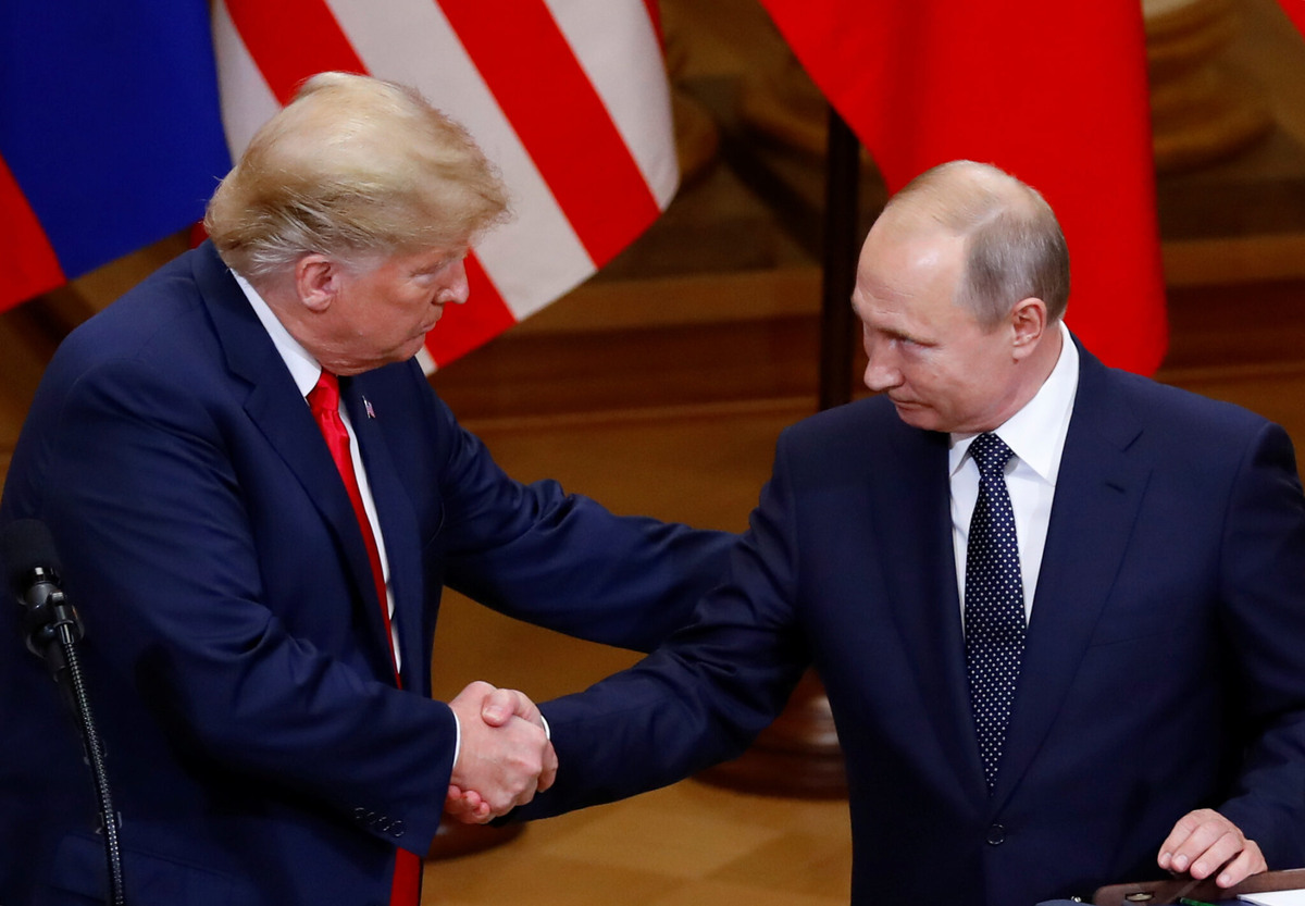    FILE PHOTO: U.S. President Donald Trump and Russian President Vladimir Putin shake hands as they hold a joint news conference after their meeting in Helsinki, Finland, July 16, 2018. REUTERS/Leonhard Foeger pipiya