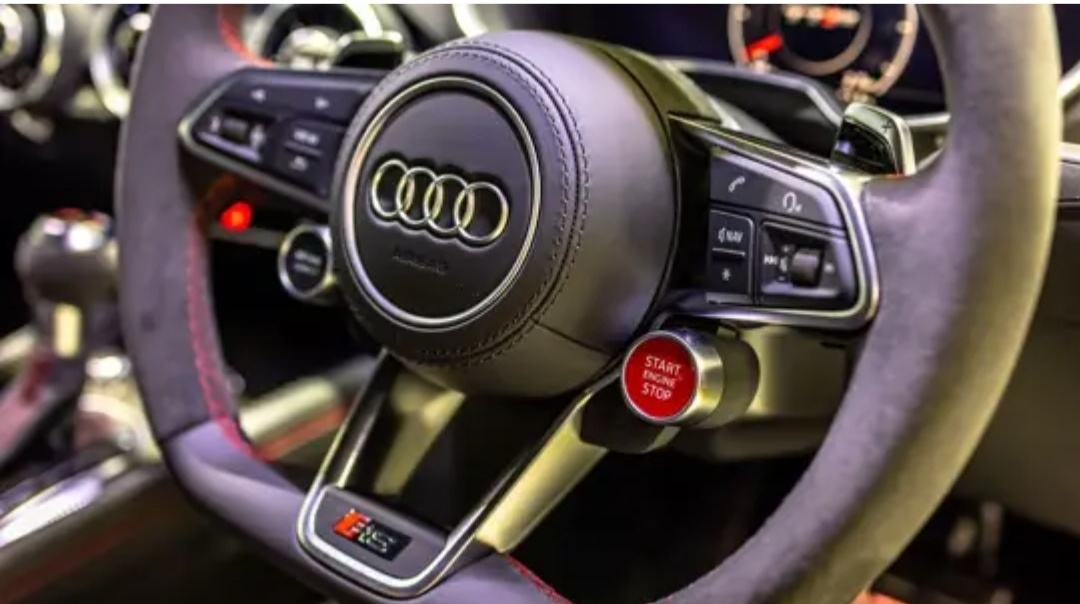 Audi продолжает удивлять автолюбителей своими новинками. В 2024 году ожидается дебют нового поколения Audi A5, которое предложит не только привычный лифтбек, но и универсал в кузове Avant.Audi меняет не только дизайн и технические характеристики своих автомобилей, но и стратегию именования моделей. Теперь автомобили с двигателями внутреннего сгорания будут носить нечетные номера (например, RS 5), а электромобили получат четные. Это означает, что следующий A4 станет полностью электрическим, а нынешний RS 5 предложит гибридную силовую установку с подключаемым модулем.                                                               Прототип нового Audi RS 5 Avant был замечен на тестах на знаменитой трассе Нюрбургринг в Германии, что уже говорит о его высоких динамических возможностях. Важно отметить, что автомобиль имеет как топливный бак, так и порт для зарядки, что подтверждает использование гибридного двигателя. Скорее всего, под капотом окажется знакомый 2,9-литровый V6 с двойным турбонаддувом, но в новом варианте его мощность должна вырасти, чтобы конкурировать с 671-сильным Mercedes-AMG C 63 S E Performance.Хотя Audi A5 Avant не будет доступен на американском рынке, спортивный RS 5 лифтбек почти наверняка появится в продаже в США. Однако, будущее универсала RS 5 Avant в этом регионе остается под вопросом. На данный момент Audi продает крупный RS 6 Avant, но ожидается, что 2025 год станет последним для этой модели.На замену придут электрические версии, такие как RS 6 Avant E-Tron и гибридный RS 7 Avant. Таким образом, традиционные модели с двигателями внутреннего сгорания постепенно уступают место гибридным и электрическим автомобилям. Однако спортивный характер Audi RS 5 остаётся неоспоримым аргументом для тех, кто ищет мощность и стиль в одном авто.