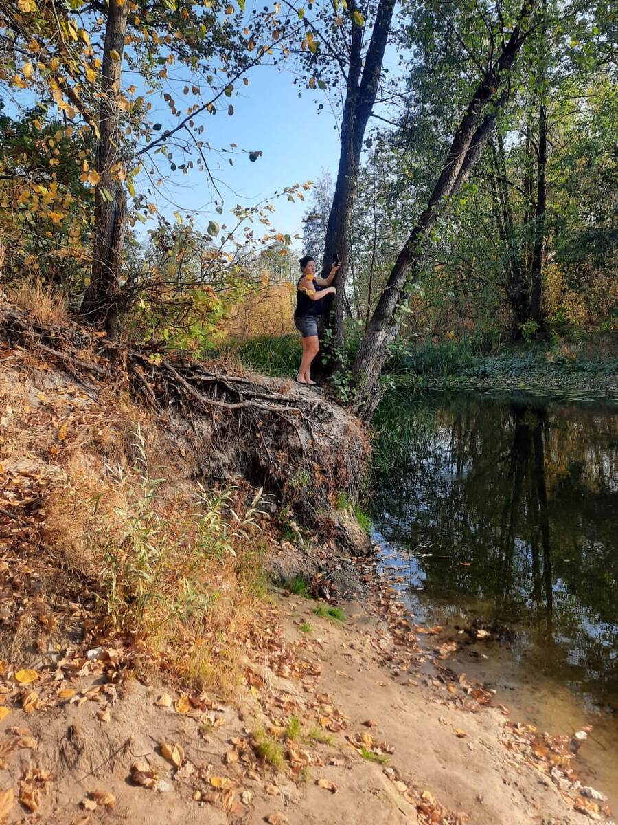 Фоткнул мой меня, хотя просила этого не делать. Ладно, ради кадра с рекой – пусть будет. 