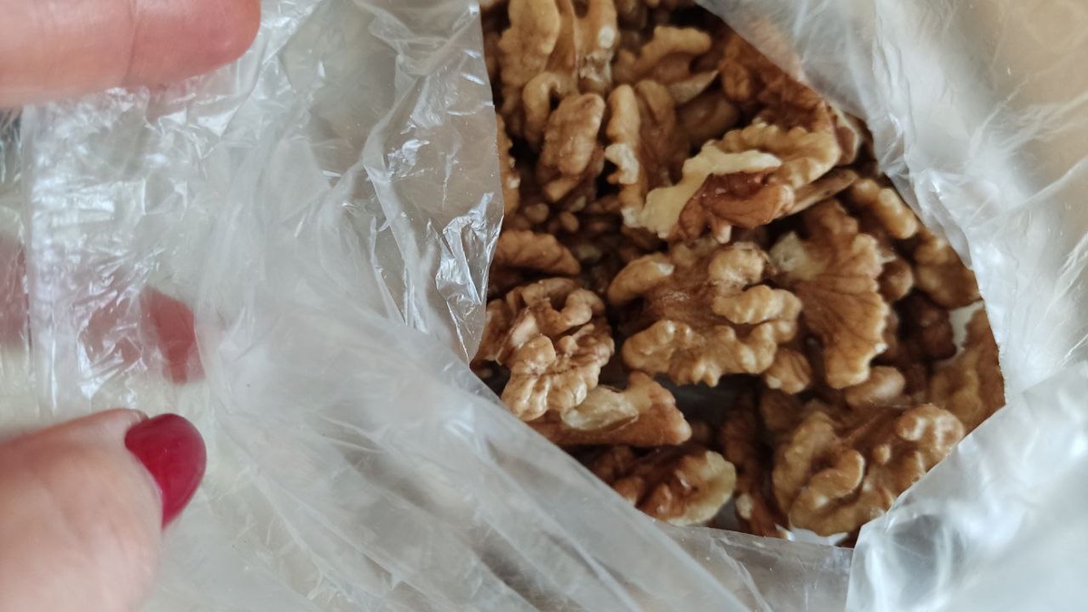 С виду орешки чистые