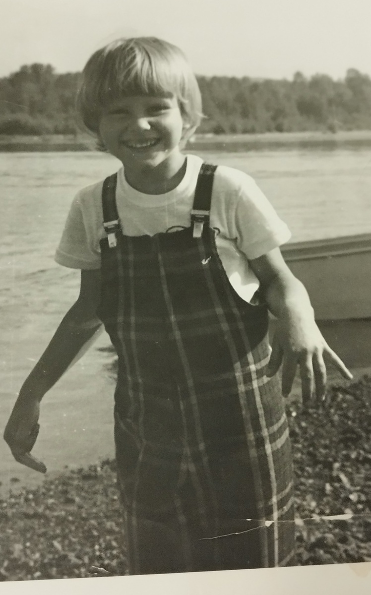 Нюра Розова на реке Чулым ловит рыбу)