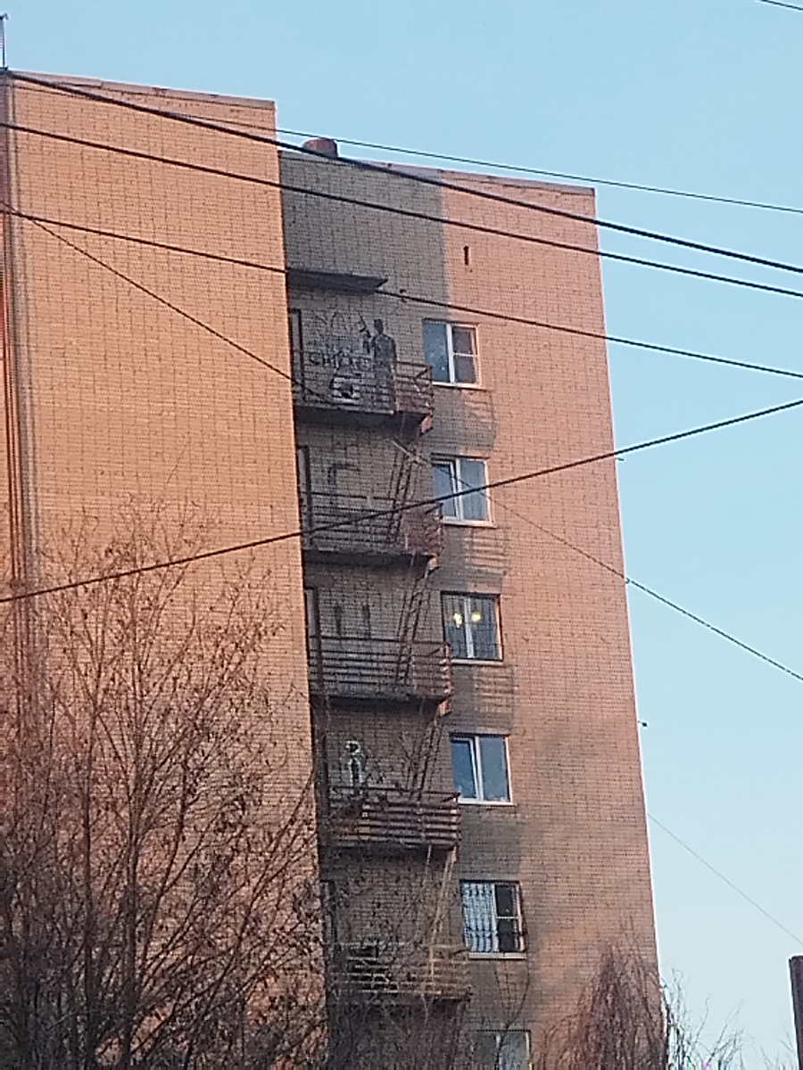 Гангстер на верхнем этаже, ниже шла запись Chicago, посвящен Чкаловскому району, который когда-то считался одним из самых опасных в городе и именовался Ростовским Чикаго. По ул. Вятская.