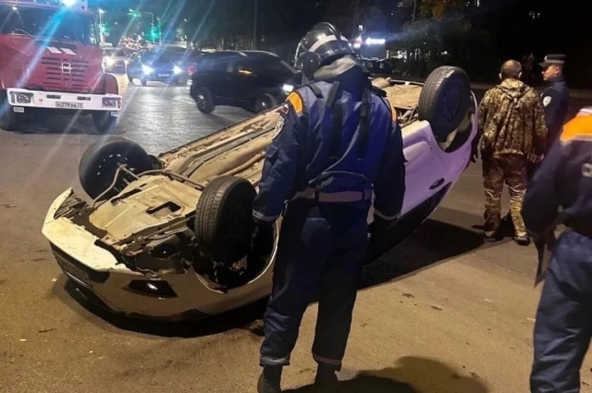    На улице Пушкарёва автомобиль наехал на кучу песка и перевернулся