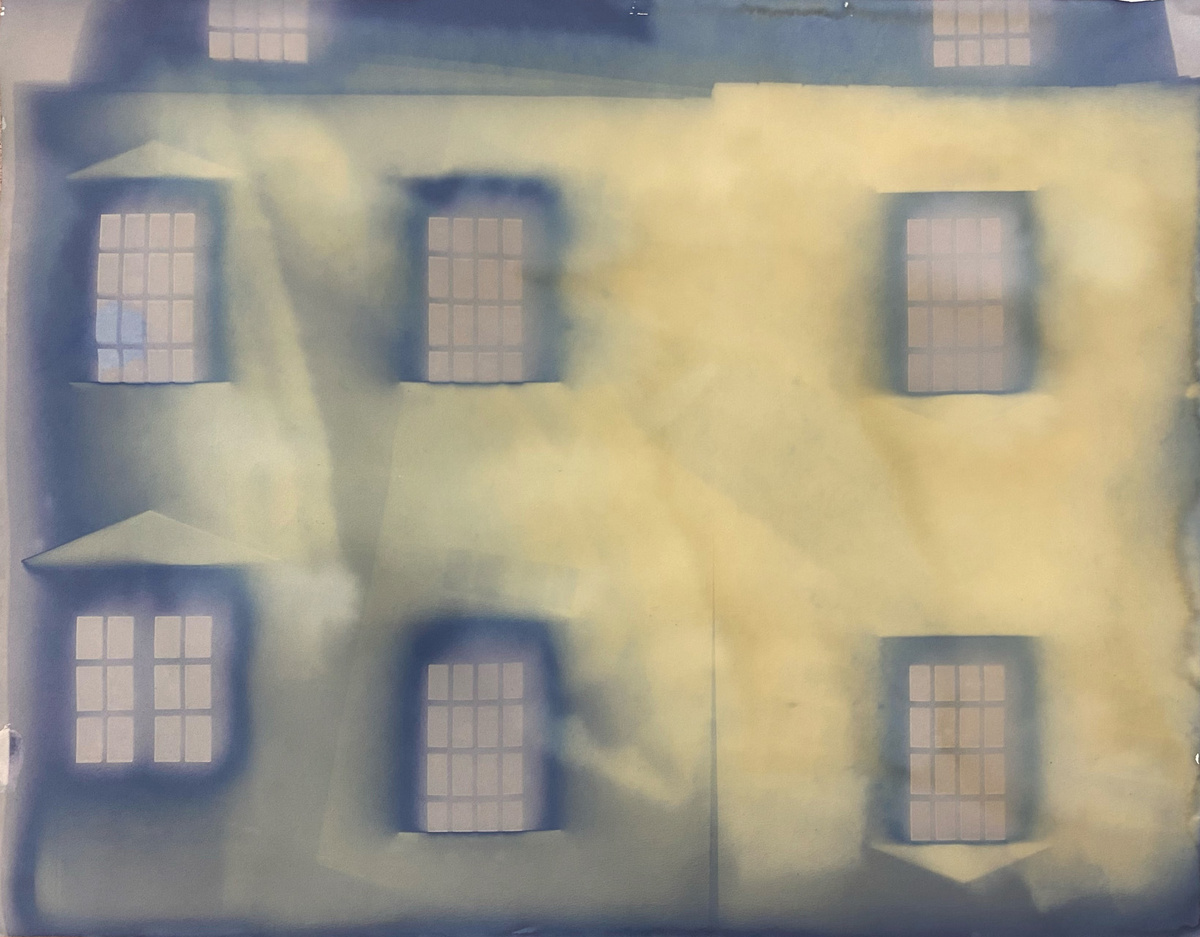    Любовь — это чувство дома, даже когда вы на краю света.