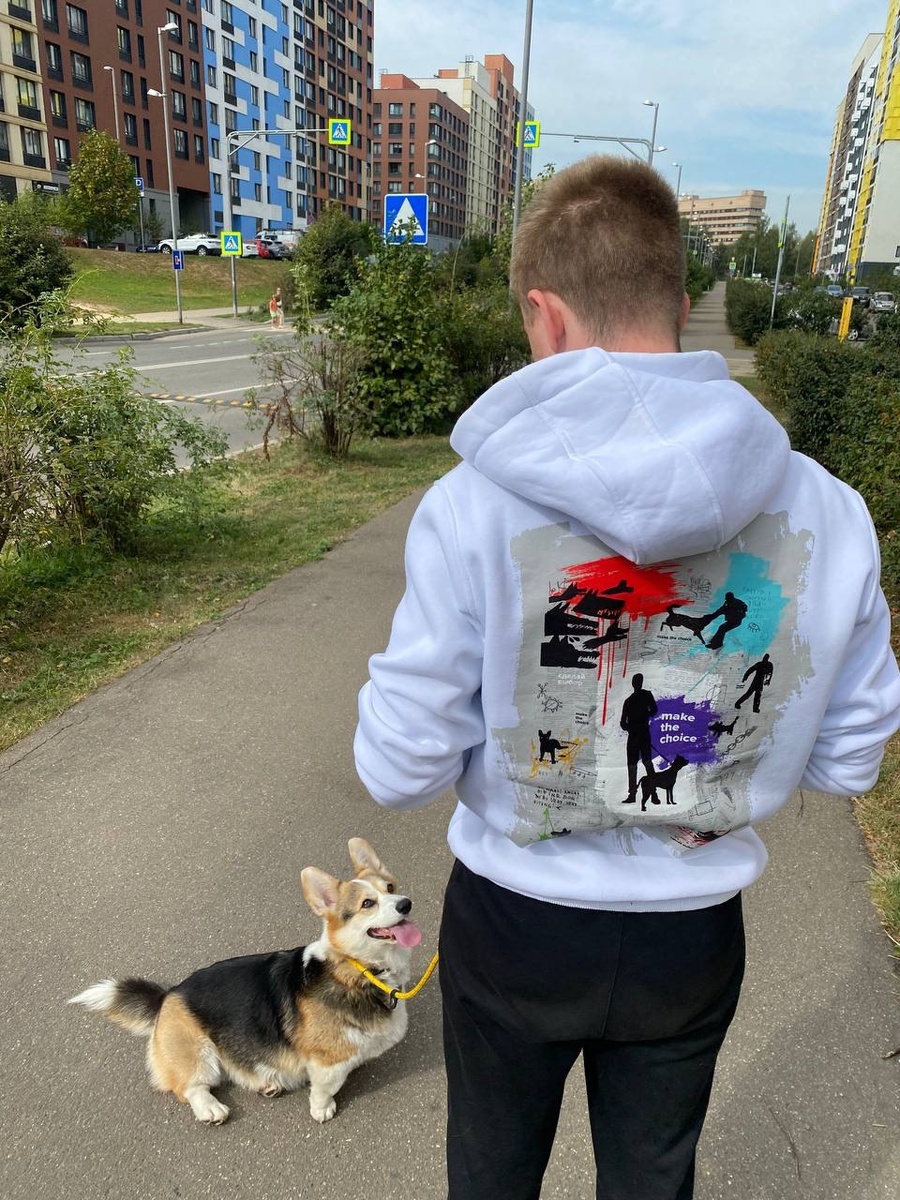 Одри идёт заниматься на собачью площадку