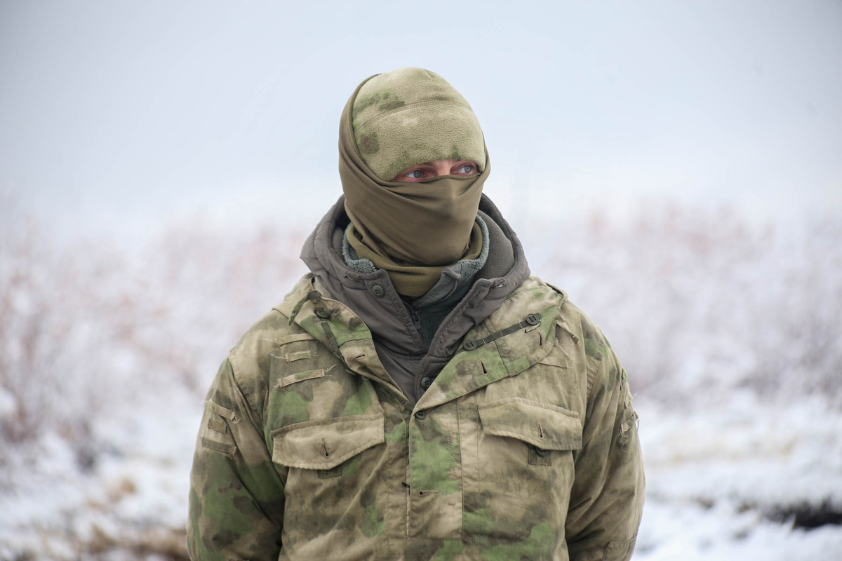 Депутат учит салехардцев шить зимние балаклавы для СВОих.  Фото: ФедералПресс / Ольга Юшкова