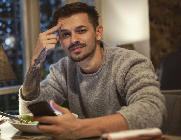 Миша Марвин; "с каждым годом все сложнее и сложнее — кого-то впускать в свой дом, в свои привычки, в свой мир". Как одиночество влияет на диабет и сердце сильнее, чем сахар и курение рассказывает клинический психолог Станислав Самбурский